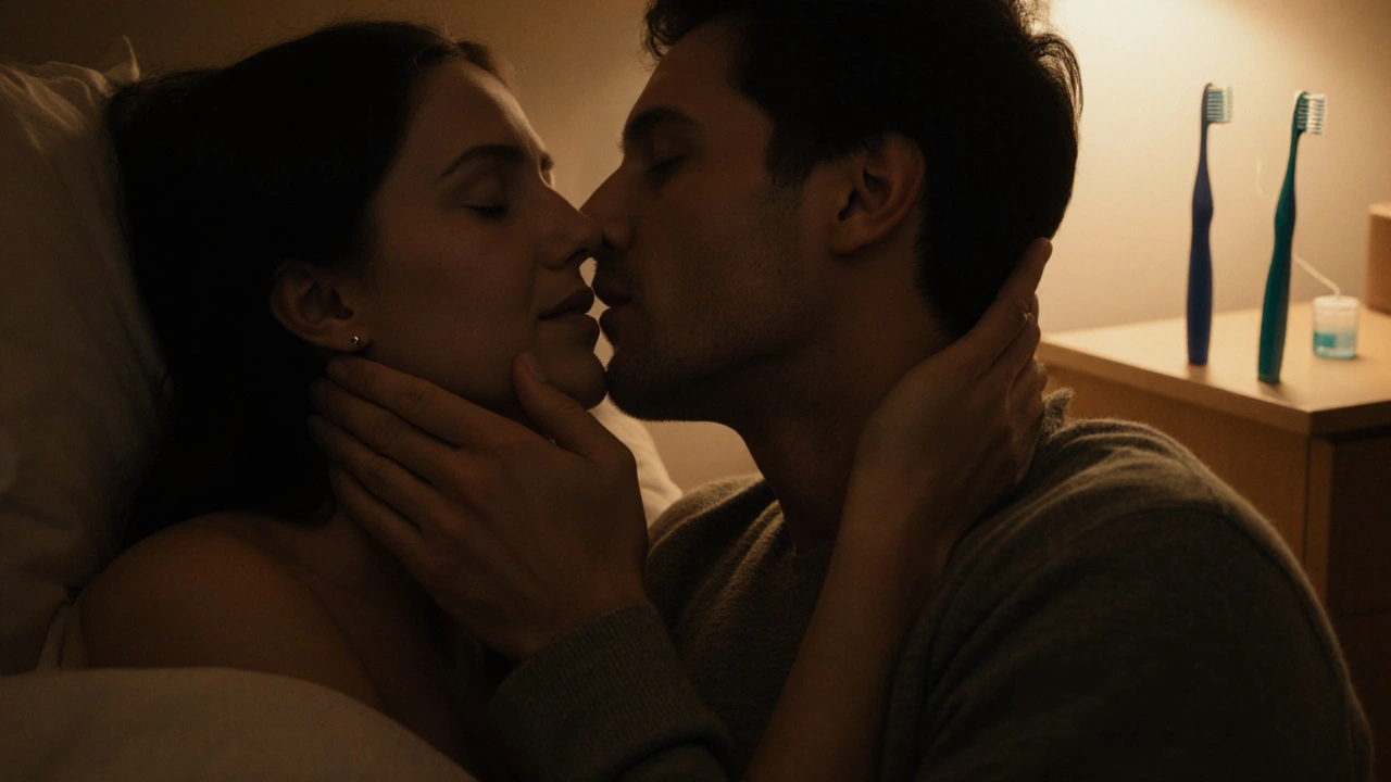 Dvojice se políbí v teplém osvětlení, viditelné rovnátka na zubech ženy.