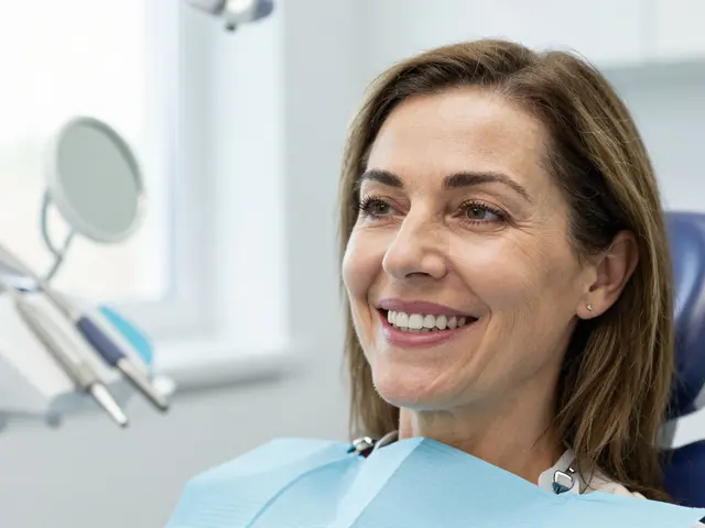 Nalepovací zuby versus zubní implantáty: Co je skutečně lepší?