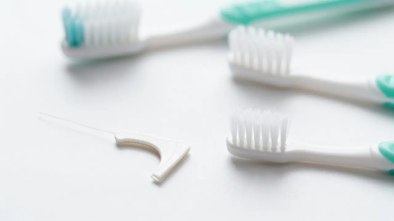 Srovnání dentální niti a mezizubního kartáčku